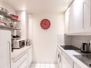 Jääkaappi, mikroaaltouuni, liesi, astianpesukone