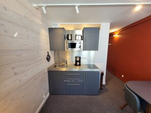 Réfrigérateur, micro-ondes, plaque de cuisson, lave-vaisselle