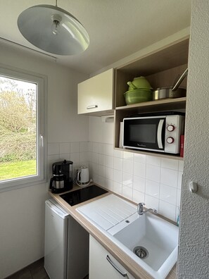 Kühlschrank, Mikrowelle, Herdplatte, Wasserkocher mit Kaffee-/Teezubehör