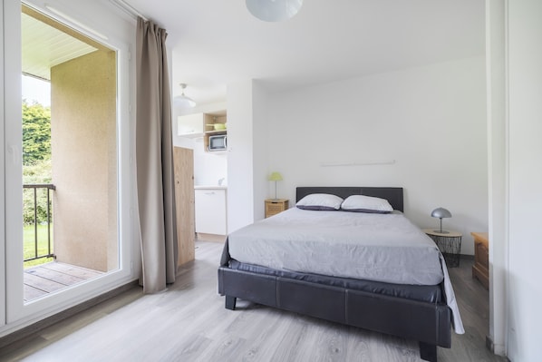 1 bedroom, desk, WiFi, bed sheets