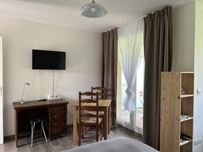 1 bedroom, desk, WiFi, bed sheets