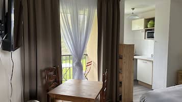 1 bedroom, desk, WiFi, bed sheets