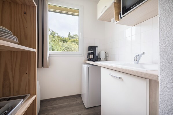 Kühlschrank, Mikrowelle, Herdplatte, Wasserkocher mit Kaffee-/Teezubehör