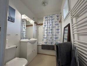 Badewanne, Haartrockner, Handtücher, Toilettenpapier