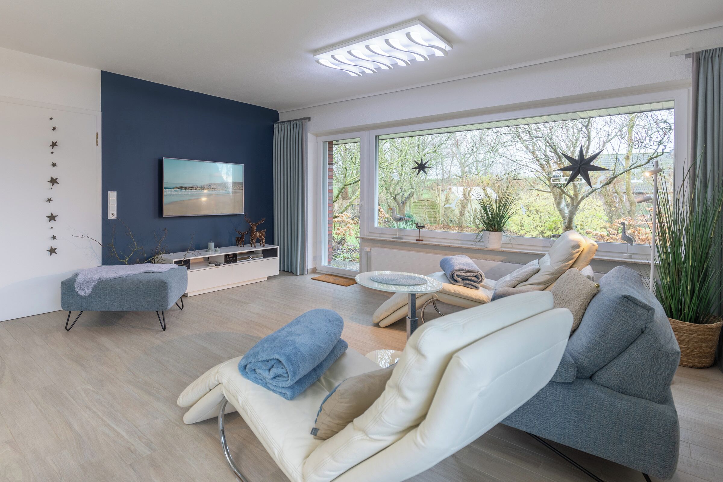 Fernseher, DVD-Player, Bücher, Stereoanlage