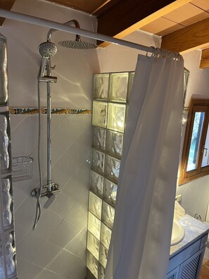 Ensemble douche/baignoire, sèche-cheveux, bidet, serviettes fournies