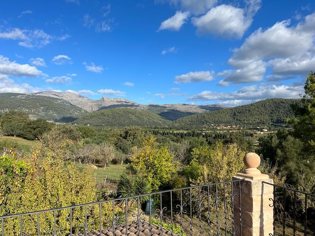 Une vue panoramique sur un paysage montagneux, avec un ciel dégagé.