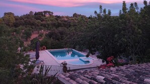 Una piscina con vistas al cielo y árboles circundantes.