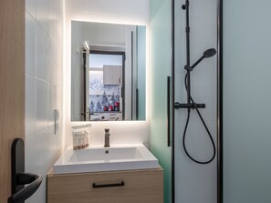 Een haardroger, handdoeken