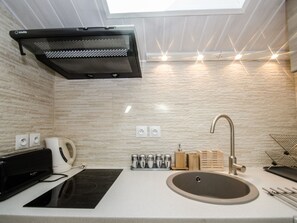 Kühlschrank, Mikrowelle, Herdplatte, Geschirrspüler