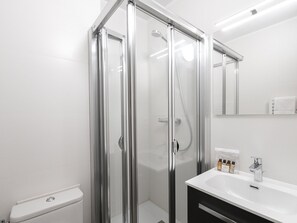 A modern bathroom with a glass-enclosed shower, a white sink, and a mirror above the sink. - Charming studio with Mont-Blanc view, Wifi and pets allowed (Chamonix-Mont-Blanc)