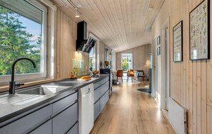 Fridge, stovetop, dishwasher, coffee/tea maker - 3 bedroom lovely home in Havndal (Havndal)