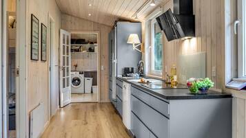 Refrigerador, parrilla de estufa, lavavajillas y cafetera y tetera