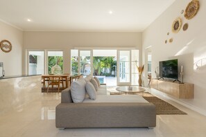 奢华别墅, 3 间卧室, 泳池景观 | 起居区 | 电视