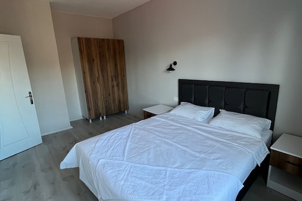 1 Schlafzimmer, Schreibtisch, individuell eingerichtet, Bettwäsche
