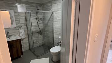 バスアメニティ (無料)、ヘアドライヤー、スリッパ、トイレットペーパー