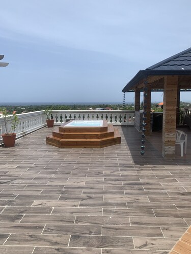 Luxury Condo with Rooftop view of Ocean and Mountians