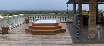 Luxury Condo with Rooftop view of Ocean and Mountians