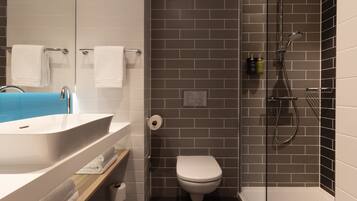 Een douche, een regendouche, een haardroger, handdoeken