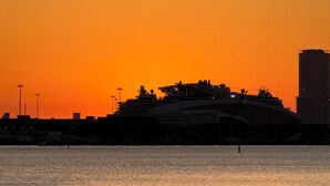 A sunset over a body of water with a bridge and buildings in the background. - Spacious 4-bedroom house with WiFi, Pool, Six TVs, AC in enjoyable Naples (Naples)