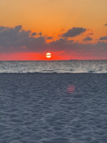 Spacious 4-bedroom house with WiFi, Pool, Six TVs, AC in enjoyable Naples