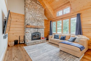 Smart TV, fireplace, Netflix, Hulu - Lakefront cottage golf area BBQ pool table (Trent Lakes)