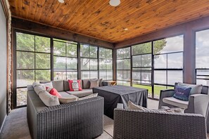 Smart TV, fireplace, Netflix, Hulu - Lakefront cottage golf area BBQ pool table (Trent Lakes)