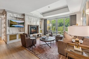 テレビ、暖炉、書斎 / ワークスペース