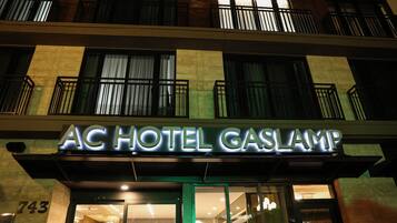 Fachada de la propiedad por la tarde o noche