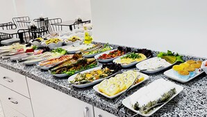 بوفيه فطور مجانًا يوميًا