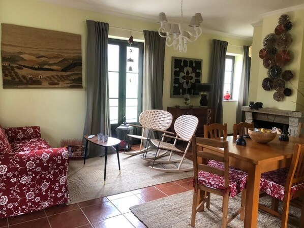 Televisión y chimenea 