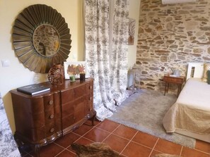 3 bedrooms, desk, travel crib, free WiFi