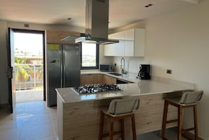 Réfrigérateur, four à micro-ondes, un four, surface de cuisson