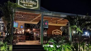 Ein Restaurant namens 'La Bruja' mit Außenbestuhlung und einer überdachten Terrasse.
