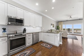 Fridge, microwave, oven, stovetop - Northeast Florida Retreat (Jacksonville Beach)