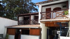 A two-story building with a balcony, a swimming pool, and a staircase leading to the upper floor. - Recanto das Tartarugas Aluguel Economico (Arraial do Cabo)