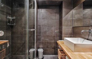 Shower, hair dryer, towels, shampoo
