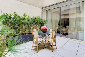Outdoor dining - Jardin Prive - Gorgeous 3 Bed House in Le Marais (Paris)