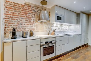 Jääkaappi, mikroaaltouuni, uuni, liesi