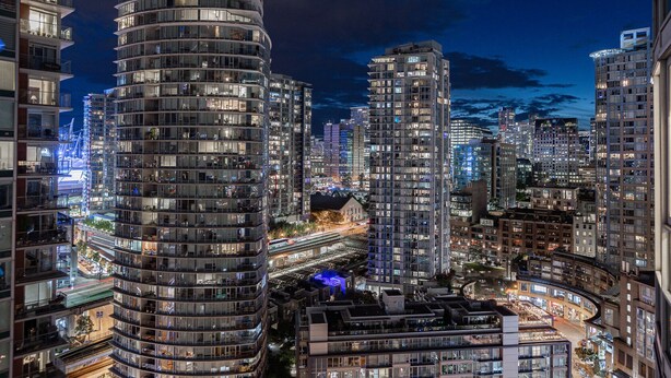 Un hôtel urbain de grande hauteur, doté de nombreux étages, de grandes fenêtres et d’une architecture moderne.