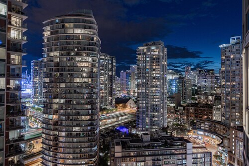 Downtown Vancouver 2BR, AC, Views, Parking