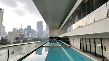 2 outdoor pools