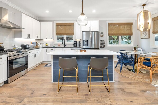 冷蔵庫、電子レンジ、オーブン、コンロ