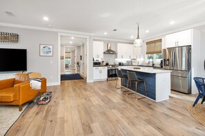 冷蔵庫、電子レンジ、オーブン、コンロ