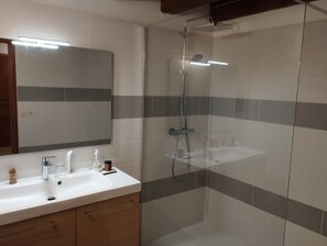 Shower, bidet, towels