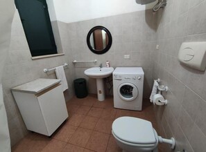 Shower, hair dryer, bidet, towels - Trullo in Valle D'Itria (Ceglie Messapica)