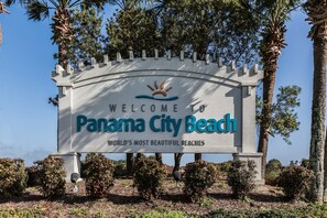 Segnaletica di benvenuto ai visitatori a Panama City Beach, con focus sulle sue spiagge.