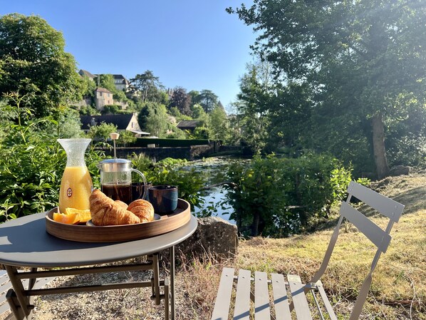 Outdoor dining - Recently Renovated Riverside Sanctuary set in 5 Acres With 14 Meter Heated Pool (Semur-en-Auxois)