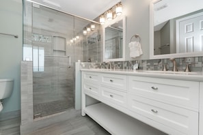 Shower, towels - Oceanfront Condo in Garden City Beach - 2BR with Pool & Beach Views (Garden City Beach)