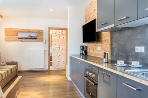 Frigorífico, horno, placa de cocina y lavavajillas